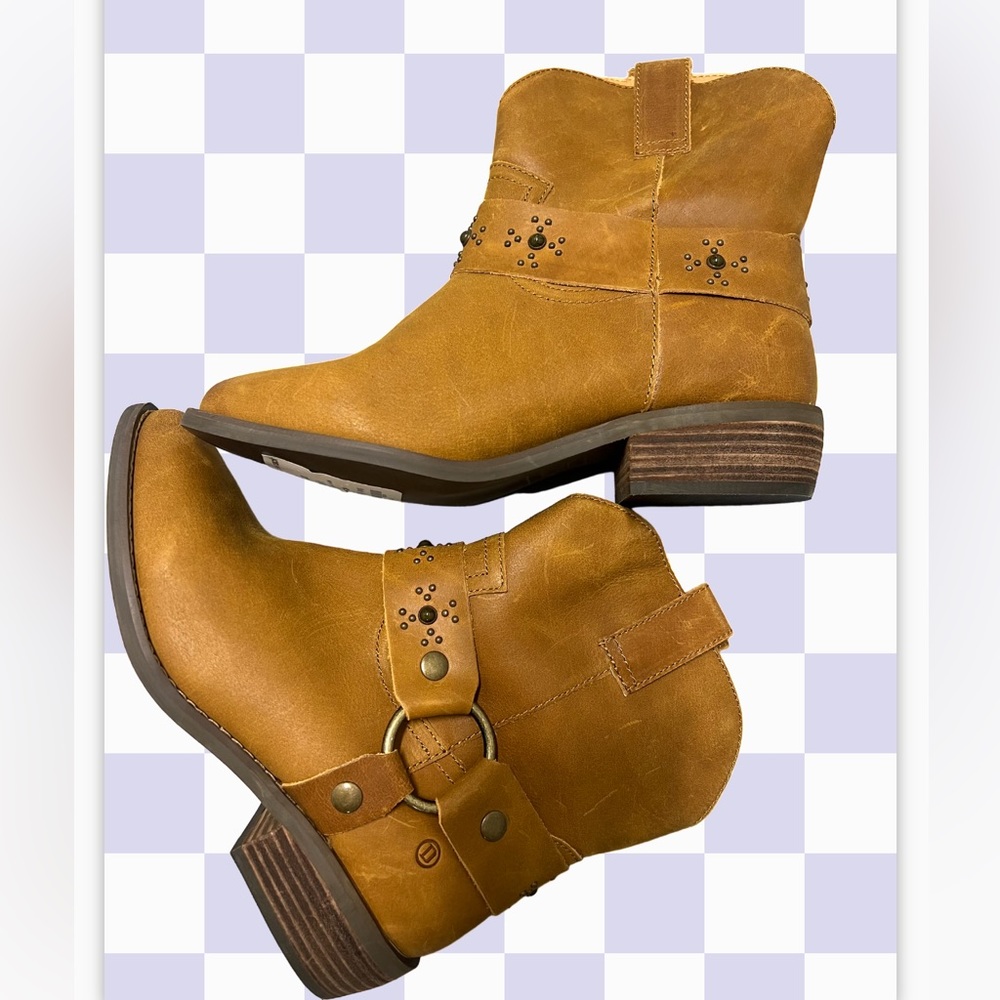 Dingo nwt cowboy boots adorable tan color small heel comfy style